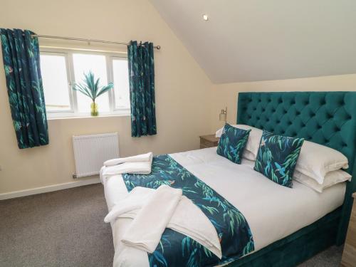 En eller flere senge i et værelse på James Ville Marina Lodge 22