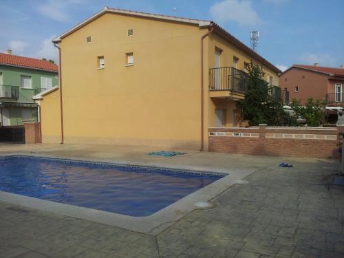 a swimming pool in front of a building at Spiaggia dorata in Montroig