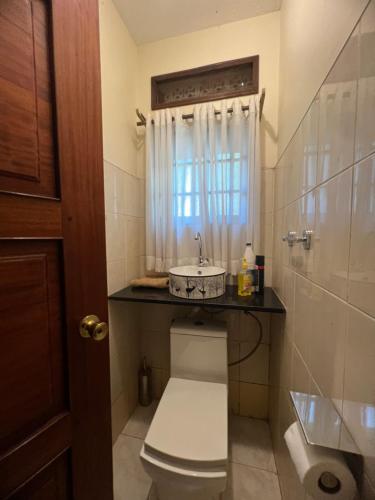 Koupelna v ubytování 3BedROOMED DUPLEX STAND ALONE Buziga