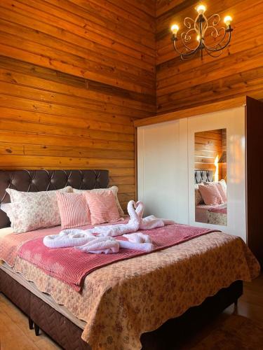 ein Schlafzimmer mit einem Bett mit Handtüchern darauf in der Unterkunft Cabana Bela Vista in Santa Maria do Erval