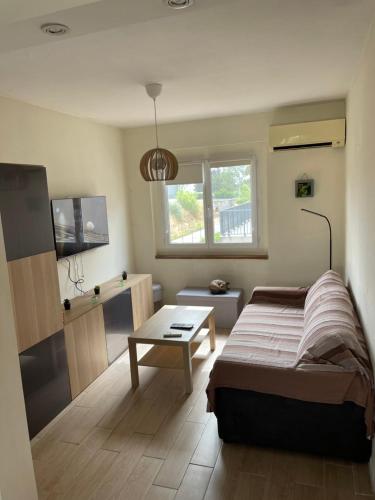 une chambre avec un lit et une table dedans dans l'établissement Maison pour vacances en famille, à La Seyne-sur-Mer