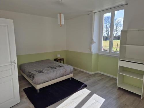 une chambre avec un lit et une fenêtre dans l'établissement Maison de village, à Blet