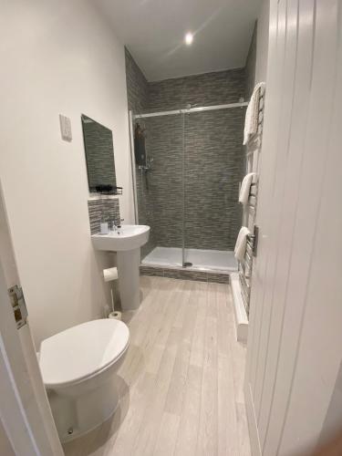 Ένα μπάνιο στο Private 1st Floor Apartment - Perfect for Port of Dover, Eurotunnel and Short Stays