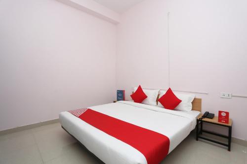 Postel nebo postele na pokoji v ubytování Hotel O R.K residency