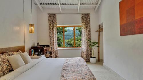 Posezení v ubytování SaffronStays Nandanvan Estate, Kodaikanal