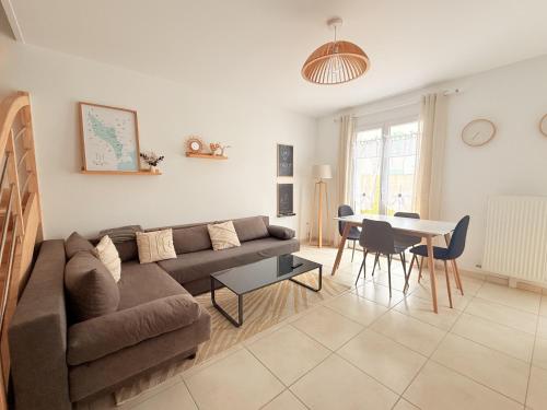 un salon avec un canapé et une table dans l'établissement Maison du Cakilier, à Saint-Georges-dʼOléron