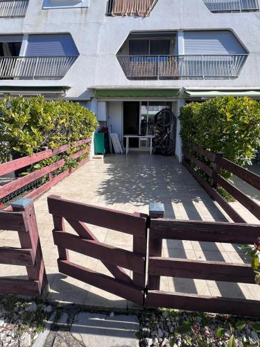 Studio dans quartier calme - climatisation - terrasse - parking - à 900m des plages et 400m des commerces