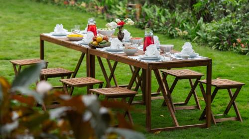 Zahrada ubytování SaffronStays Nandanvan Estate, Kodaikanal