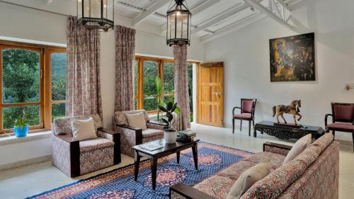 Posezení v ubytování SaffronStays Nandanvan Estate, Kodaikanal