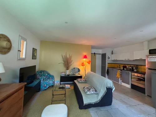un salon avec un canapé et une cuisine dans l'établissement Villa cappellina, à Bonifacio