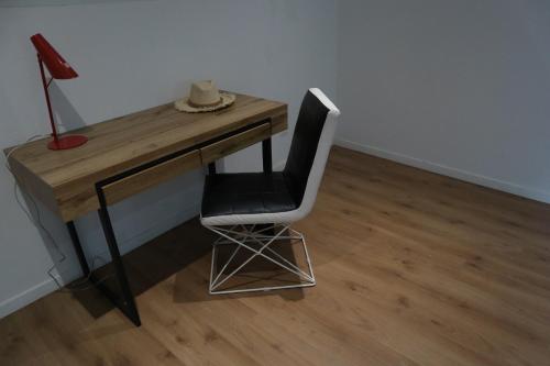 un bureau avec une chaise avec un chapeau dessus dans l'établissement Villa Mirage, à Le Touquet-Paris-Plage