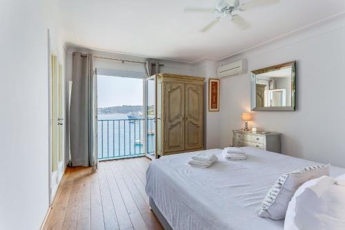 une chambre avec un lit avec vue sur l'océan dans l'établissement EDEN VIEW AP4469 by Riviera Holiday Homes, à Villefranche-sur-Mer