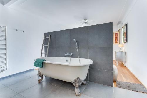 - une baignoire blanche dans une chambre avec un mur dans l'établissement EDEN VIEW AP4469 by Riviera Holiday Homes, à Villefranche-sur-Mer