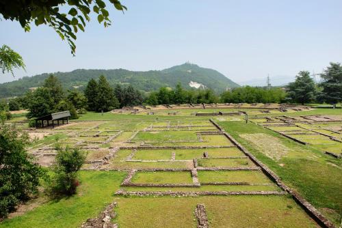 a view of the ruins of a garden at La Casa Della Gioia - Serravalle in Serravalle Scrivia