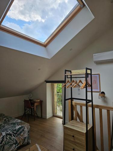 - une chambre avec une lucarne au plafond dans l'établissement Maison 2-3 pers semi-troglodyte Angers-Saumur, à Louresse-Rochemenier