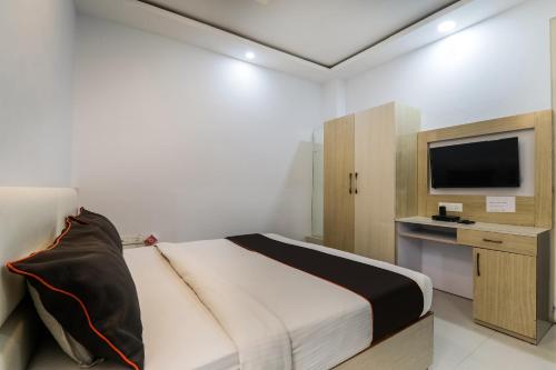 Μια τηλεόραση ή/και κέντρο ψυχαγωγίας στο Hotel O Kiara Inn