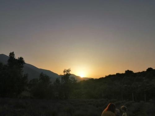 a group of people watching the sunset at #3MTSOPRAILCIELO '' SCuLPTuRe '' in Felitto