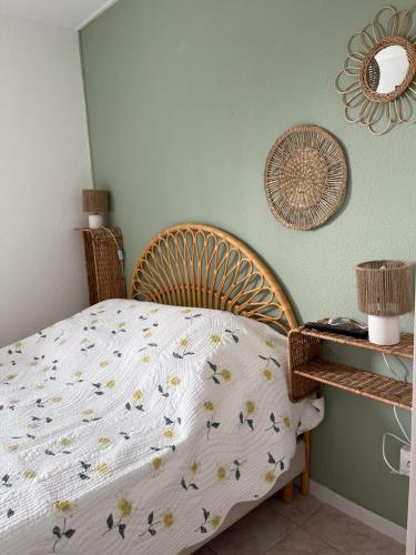 une chambre avec un lit avec une couette dessus dans l'établissement Appt BORD DE MER MARSEILLAN PLAGE, à Marseillan