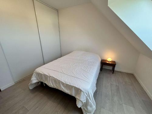 - une petite chambre avec un lit et une table de chevet dans l'établissement 658 - Maison 9p à 10 minutes de la plage du Centre, à Erquy