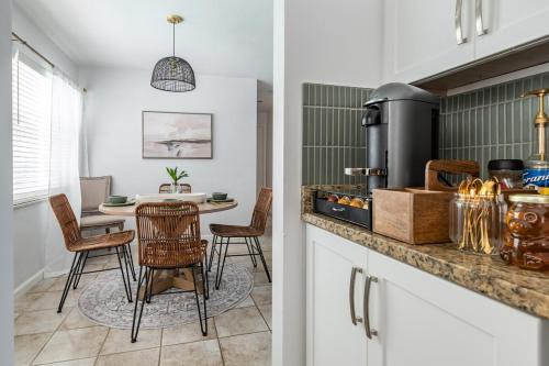 a kitchen with a table and chairs in a kitchen at Peacock Pool House & Hot Tub Clearwater beaches in Clearwater