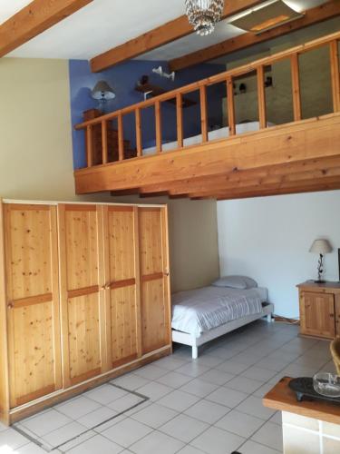 Cette chambre dispose de placards en bois et de lits superposés. dans l'établissement Appartement , rue piétonne , centre village, à Nissan-lez-Enserune