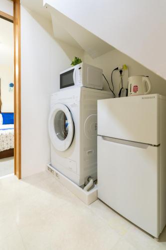 a washing machine and a refrigerator in a room at 両国駅前 in Tokyo