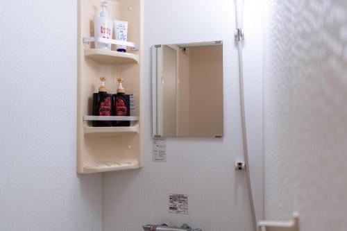 a bathroom with a medicine cabinet next to a sink at 両国駅前 in Tokyo