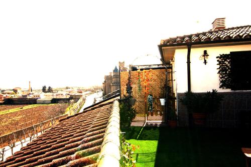 a view of a house with a fence and a yard at Hotel Merindad de Olite in Olite