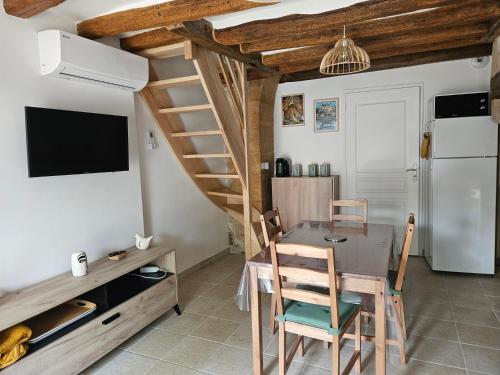 Η κουζίνα ή μικρή κουζίνα στο Maison 2-3 pers semi-troglodyte Angers-Saumur