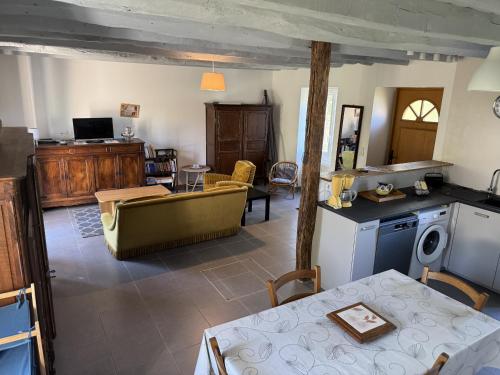 d'une cuisine et d'un salon avec table et sidx. dans l'établissement Charmante maison à PADIRAC, à Padirac