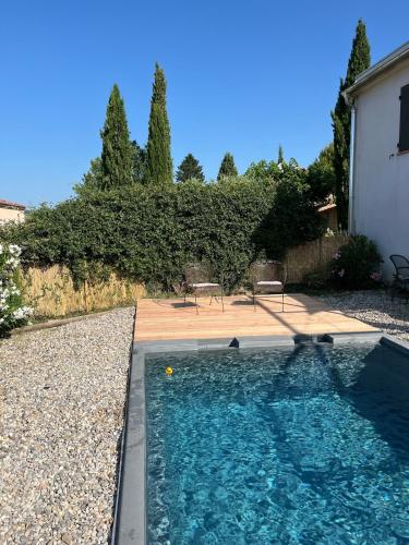 - une piscine dans une cour avec 2 chaises dans l'établissement Vacation home with a private pool in Puyméras, à Puyméras