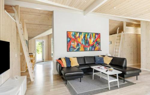 4 Bedroom Stunning Home In Fjerritslev休息區