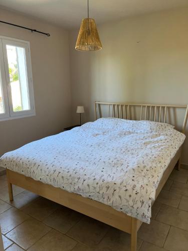 une chambre avec un lit avec une couette blanche dans l'établissement Vacation home with a private pool in Puyméras, à Puyméras