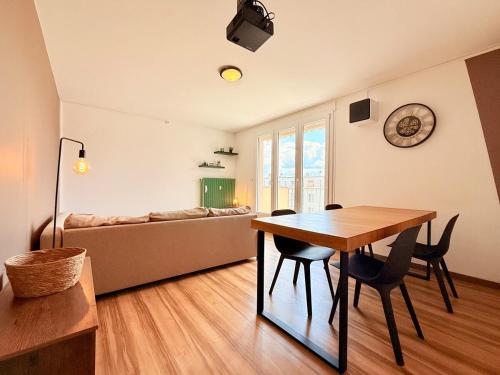 un salon avec une table et un canapé dans l'établissement Le Trey, à Besançon