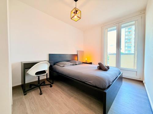 une chambre avec un lit, un bureau et une chaise dans l'établissement Le Trey, à Besançon