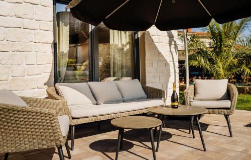 Posezení v ubytování Nice Home In Tar With Private Swimming Pool