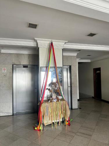 a table in a hallway with a display of flowers at Panorama Hotel in Belém