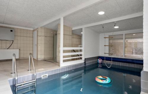 Πισίνα στο ή κοντά στο Beautiful Home In Ebeltoft With Sauna