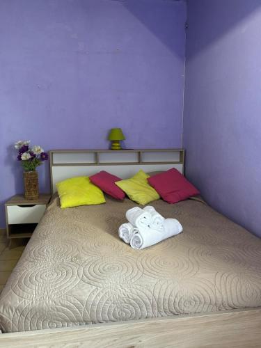 - une chambre avec un lit, des serviettes et des oreillers dans l'établissement La Maison du Bonheur, au Cap d'Agde