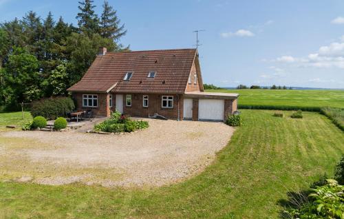 una piccola casa in mezzo a un campo di Stunning Home In Nykøbing M With Sauna a Alsted