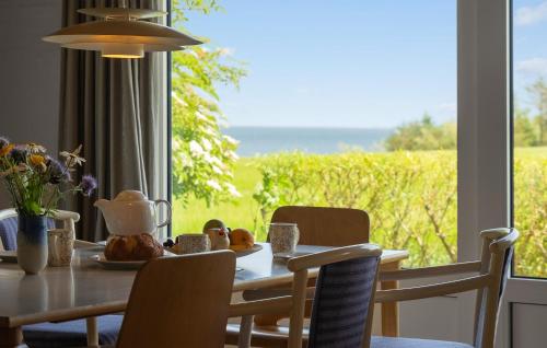 comedor con mesa y vistas a un campo en Stunning Home In Nykøbing M With Sauna, en Alsted