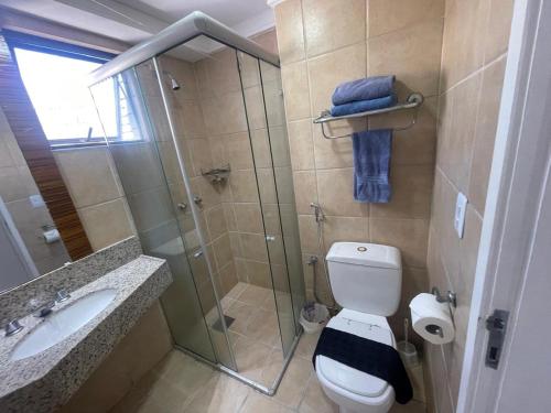 a bathroom with a shower and a toilet and a sink at Flat Acolhedor e Familiar in Fortaleza