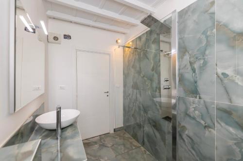un bagno con lavandino e doccia di Pitti Suite 13 residenza d'epoca a Firenze