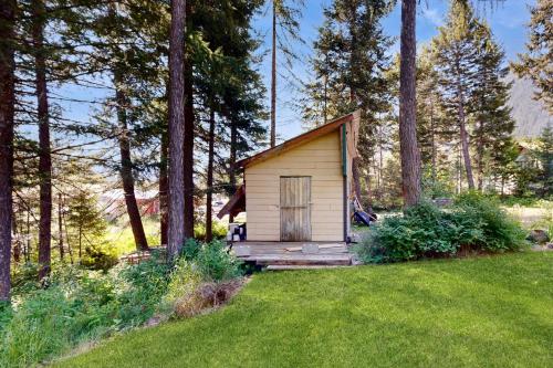 a small shed in the middle of a yard at Hungry Horse Hideout - Upper Level in Hungry Horse