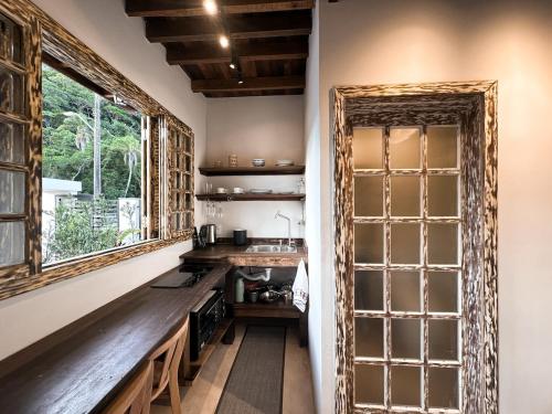 Cabana Com Hidro Na Natureza Em Mariscal 01 في بومبينهاس: مطبخ مع كونتر خشبي ونافذة