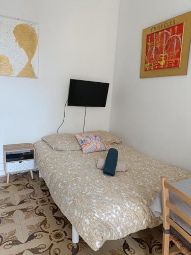 - une petite chambre avec un lit et une télévision dans l'établissement Hypercentre Nice Jean Medecin, à Nice