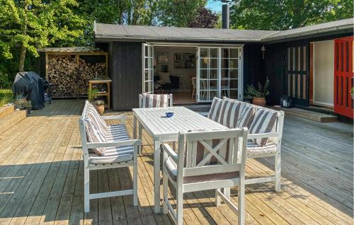 una mesa de madera y sillas en una terraza en Lovely Home In Gilleleje With Wifi, en Gilleleje
