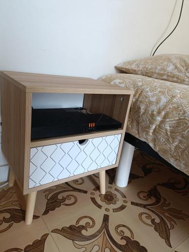 - une table en bois à côté d'un lit dans la chambre dans l'établissement Hypercentre Nice Jean Medecin, à Nice