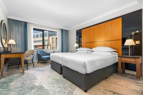 Tempat tidur dalam kamar di The Galmont Hotel & Spa