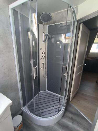 une douche avec une cabine en verre dans une salle de bain dans l'établissement La Bourboule - Étoile des neiges - Appartement refait à neuf - 2 chambres wifi - randonnée la Roche des Fées, à La Bourboule